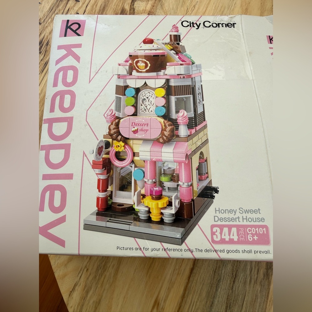 344 pc set Lego alternative Dessert Shop Building Set- like new
